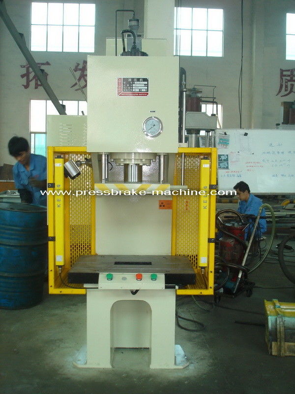 Machine hydraulique de presse du C 125T de tôle du lecteur 2mm de PLC avec la table de travail de 800mm