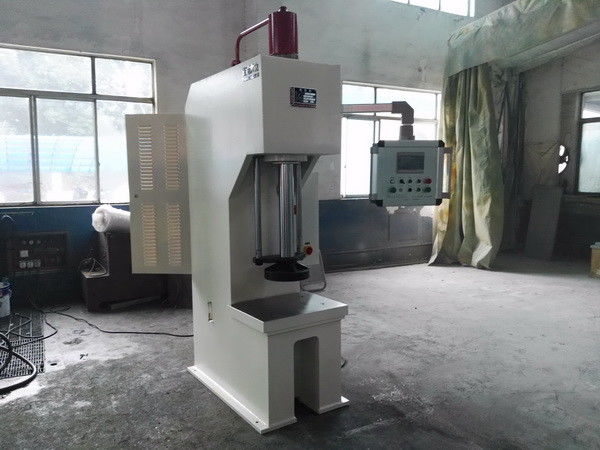 Machine hydraulique de presse du C 125T de tôle du lecteur 2mm de PLC avec la table de travail de 800mm