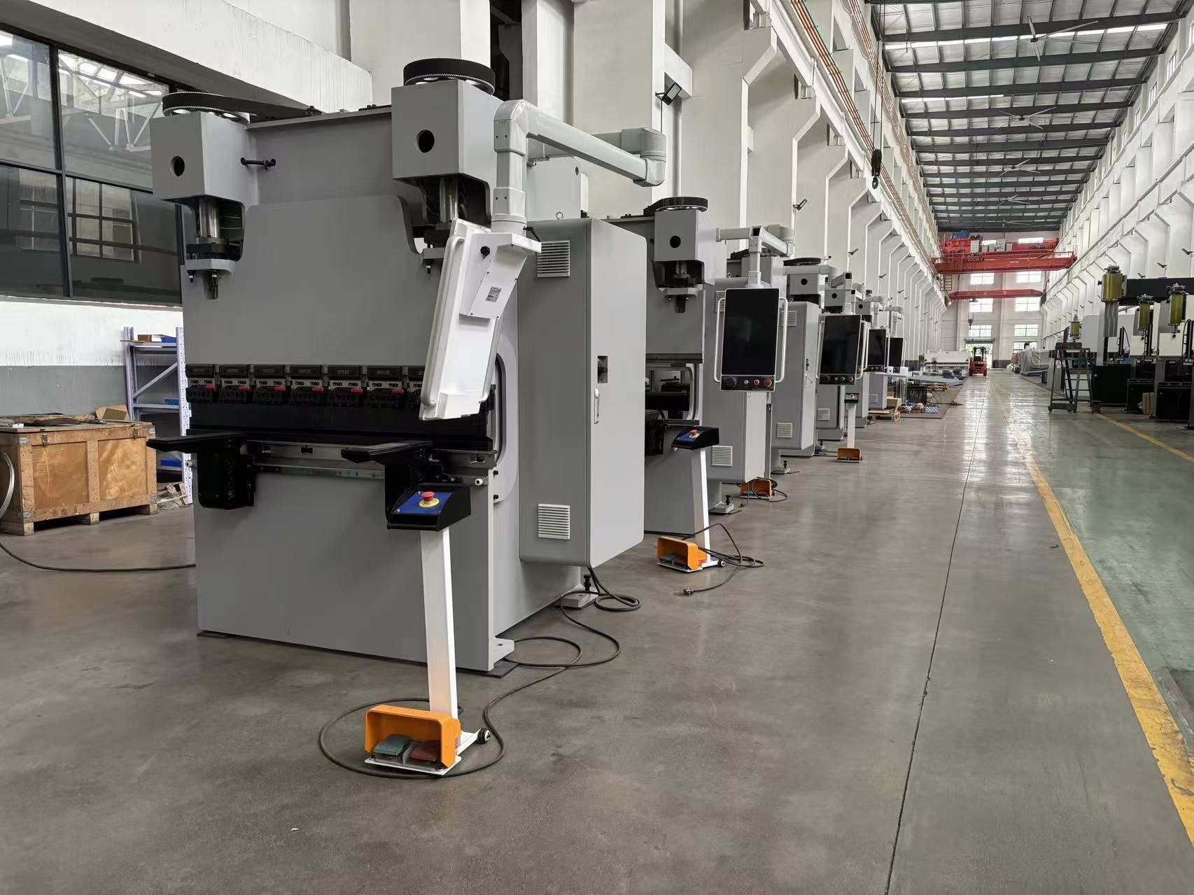 Derniers blogs de l'entreprise sur What Press Brake Tooling Should You Choose for Stainless Steel, Carbon Steel and Aluminum Bending?