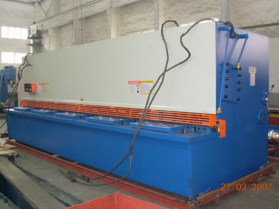 Machine de cisaillement hydraulique à faisceau oscillant entièrement automatique avec faisceau réglé sans pas