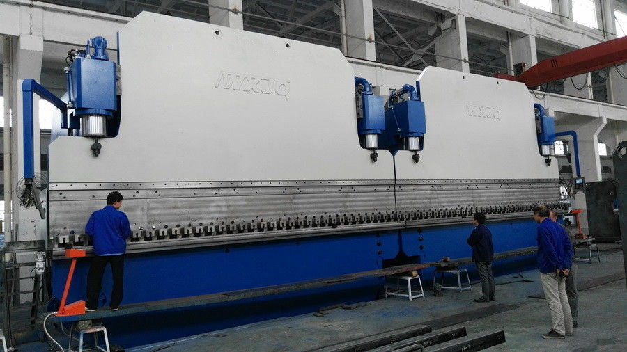 Automatique 1300T CNC Tandem frein à pression hydraulique 415V/50Hz Longueur de flexion 20 mètres