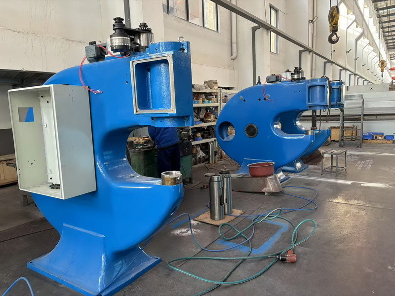 Machine de transformation MC665 marteau 6 mm feuille d'aluminium et 2 mm acier inoxydable