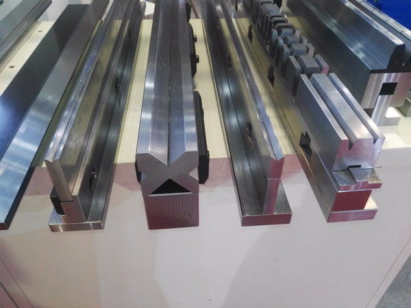 Deux outils de freinage par pressage hydraulique en V en fond 42CrMo Traitement thermique HB300-350